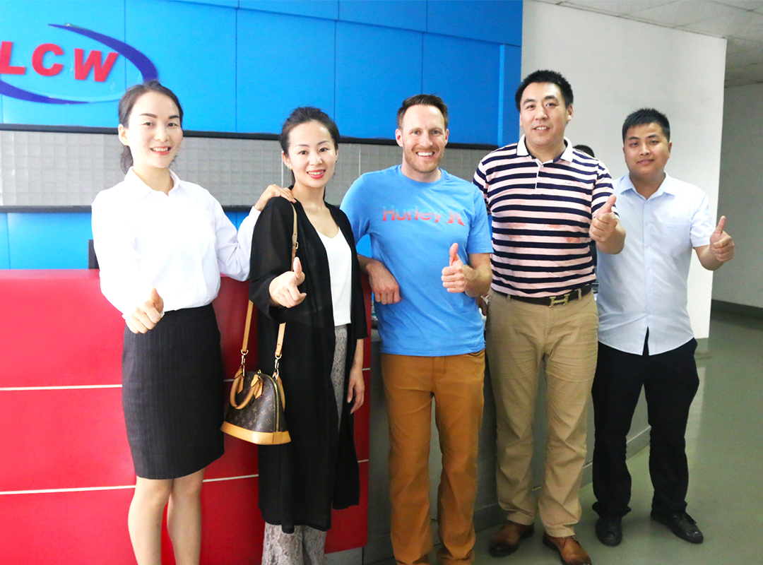 戶外運(yùn)動(dòng)零配件客戶合影